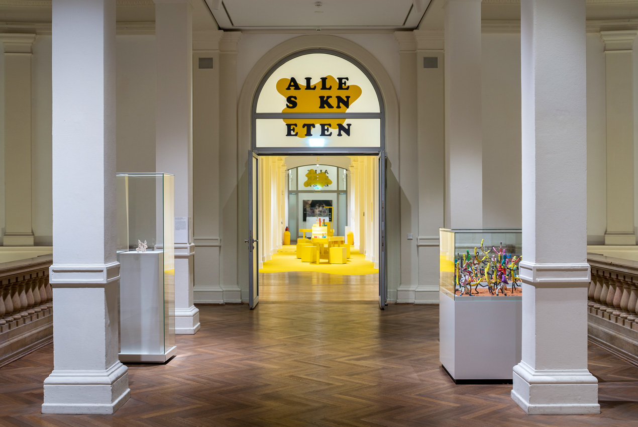 Entry to the exhibition 'ALLES KNETEN – Metamorphose eines Materials' in Hamburg