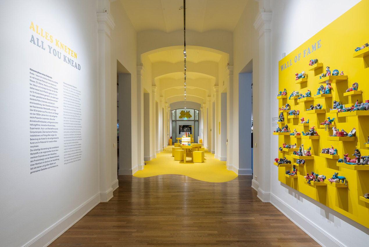 Main hallway of the exhibition 'ALLES KNETEN – Metamorphose eines Materials' in Hamburg